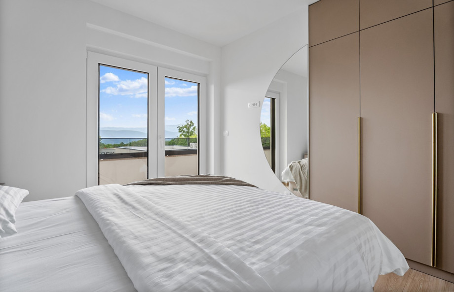 Dieses 11 m2 große Schlafzimmer ist mit einem Queen-Size-Bett ausgestattet und teilt sich ein modernes Familienbadezimmer.