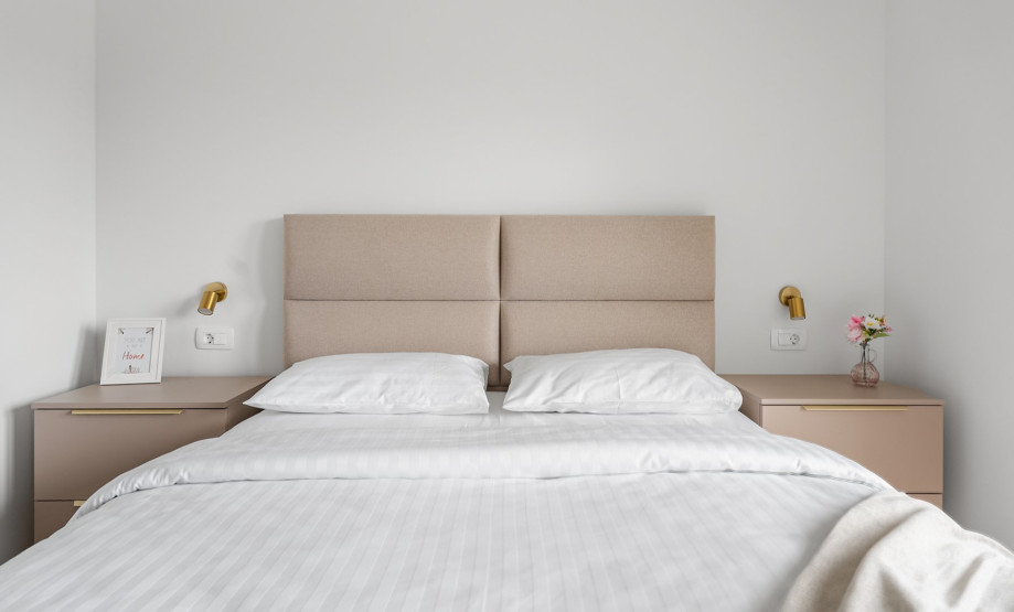 Klimatisiertes Schlafzimmer mit einem Queen-Size-Bett und Zugang zu einem Balkon.