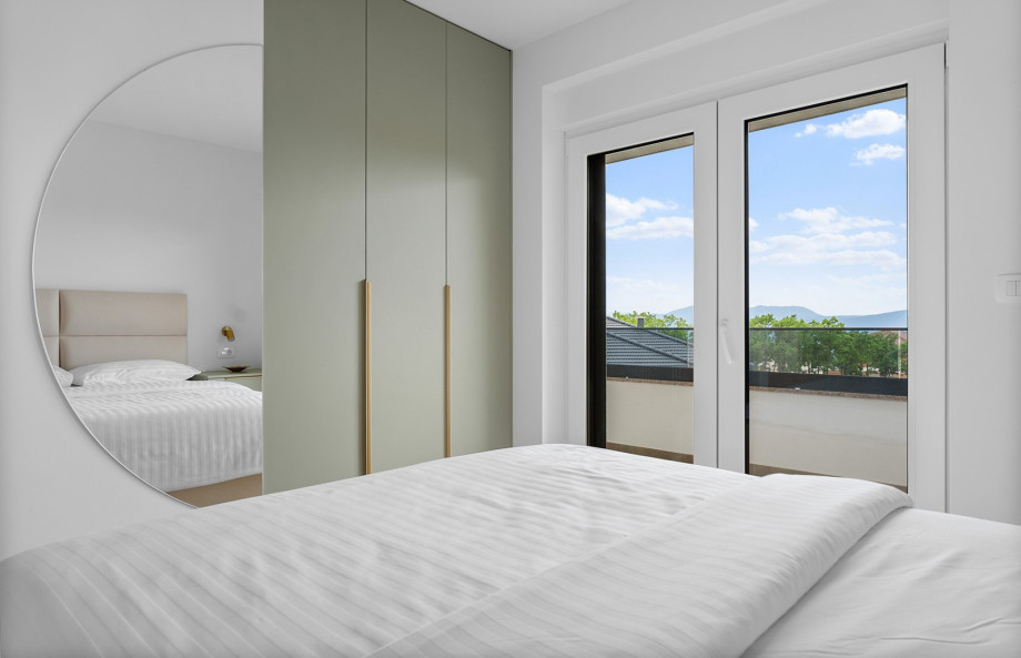 Schlafzimmer 3 verfügt über ein Queen-Size-Bett und einen Balkon.