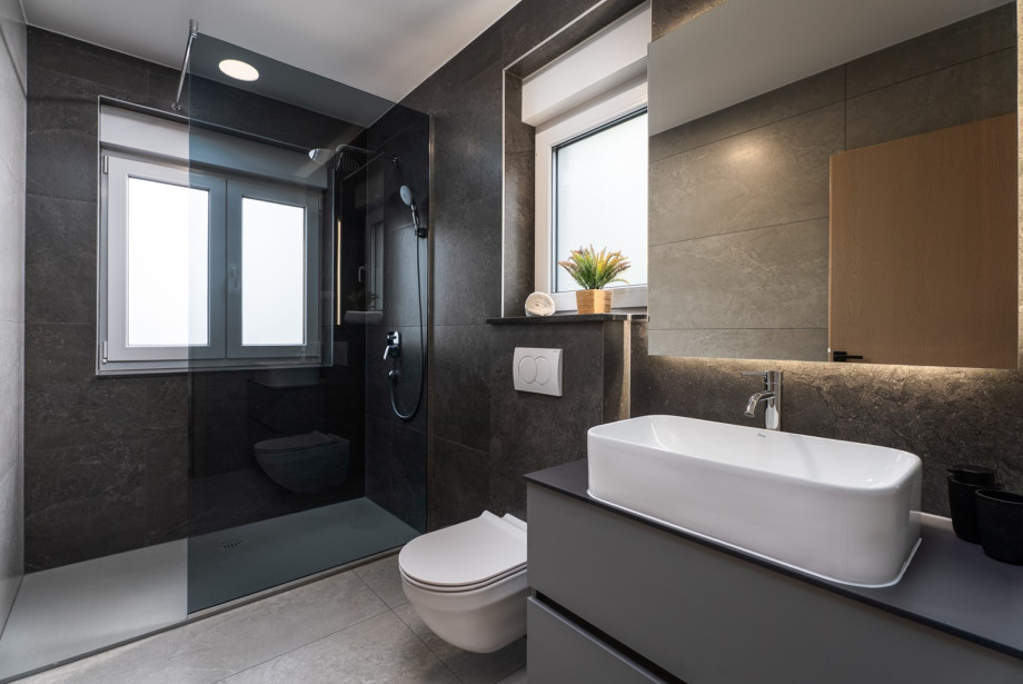 Entspannen Sie im En-Suite-Badezimmer, das für Privatsphäre und maximalen Komfort konzipiert wurde.