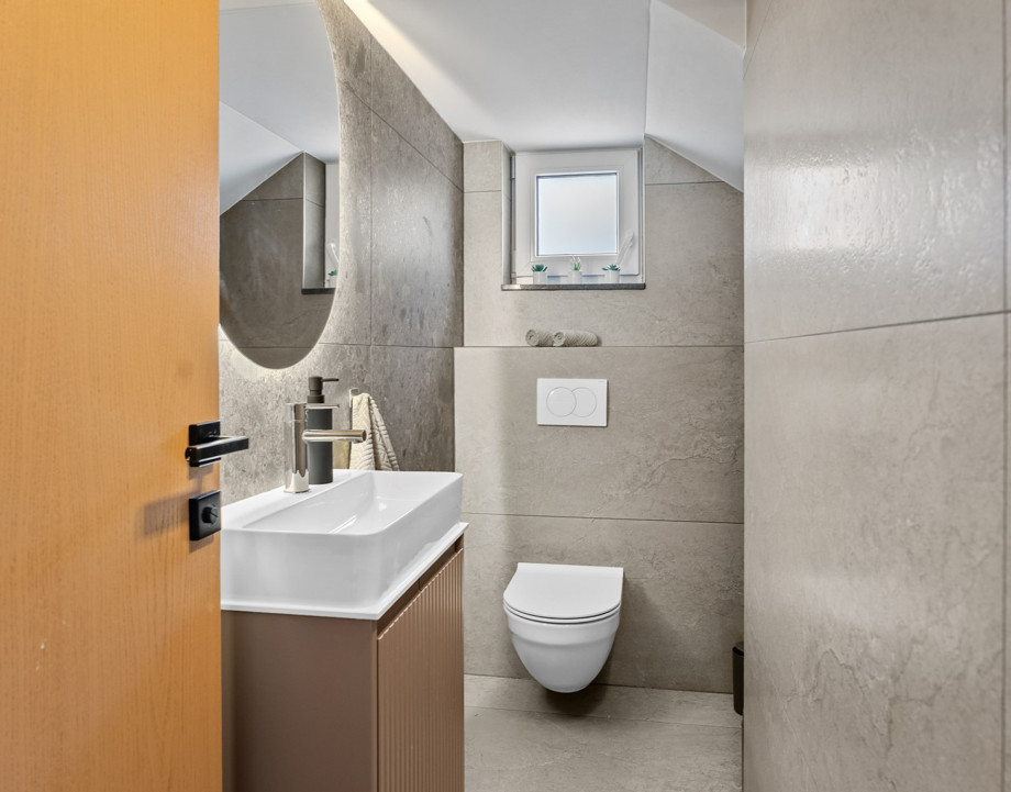 Das Erdgeschoss verfügt über eine wunderschön ausgestattete und praktische separate Toilette für Gäste.