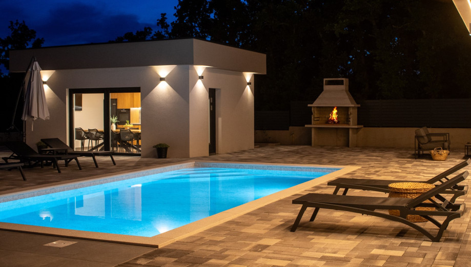 Genießen Sie Mahlzeiten im Freien für 10 Personen mit einem traditionellen Holz- und Holzkohlegrill.