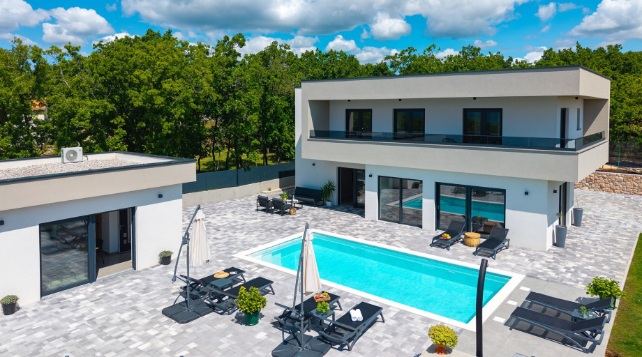 Das Sonnendeck verfügt über 8 komfortable Liegestühle und Sonnenschirme direkt neben dem beheizten Pool.
