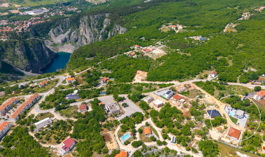 Nur 2 km vom Zentrum von Imotski und den berühmten Seen Blue Lake und Red Lake entfernt gelegen.