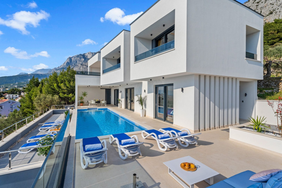 Large swimming pool of 40 m2, with a spacious sunbathing area with sunbeds.