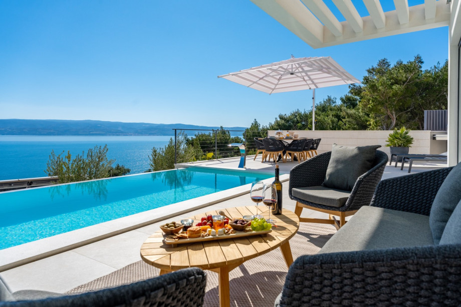 Ein privater, beheizter Infinity-Pool mit einem chlorfreien Wassersystem, das sanft und viel gesünder für Ihren Körper ist.