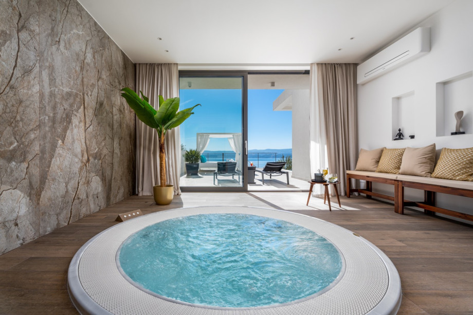 Jacuzzi (ein Hot-Tub) für entzückendes Genießen.