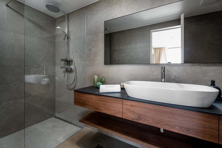 Das Spa bietet ein Badezimmer mit Dusche.