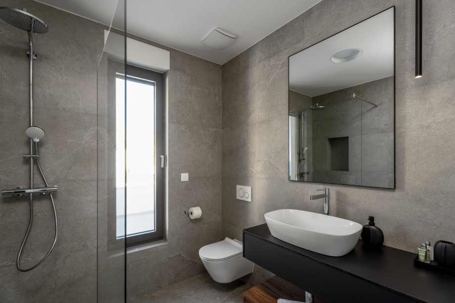 En-suite Badezimmer mit Dusche und herrlicher Aussicht auf das Meer.