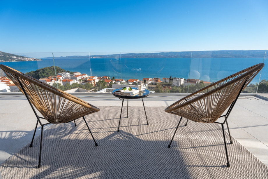 Schlafzimmer Nr. 3 mit Balkon mit Gartenmöbeln und Meerblick.