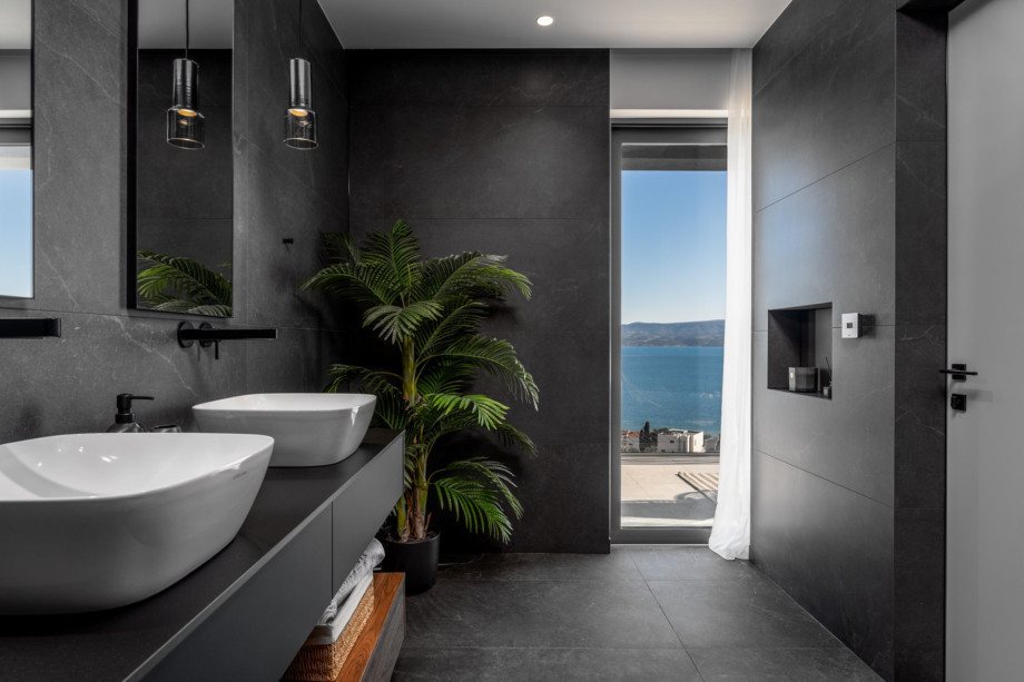 En-suite Badezimmer mit Dusche und Meerblick.