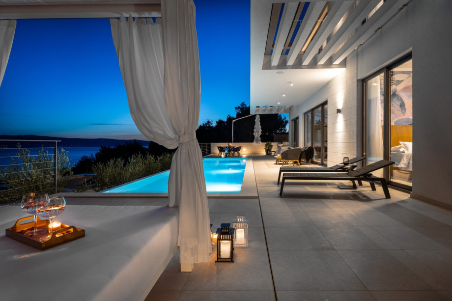 Die Luxusvilla Andoris ist nur 650 m vom Sandstrand entfernt.