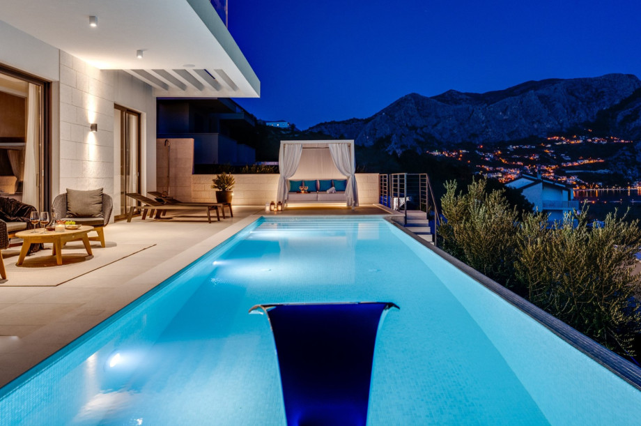 Der Pool ist mit einem Wasserfall und Massagedüsen ausgestattet.
