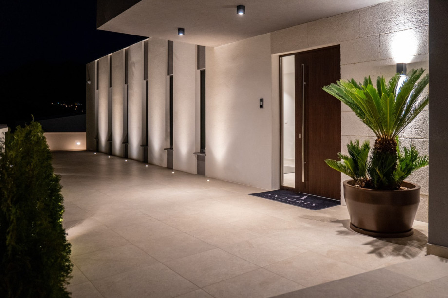 Das luxuriöse und zeitgenössische architektonische Design der Villa Andoris.