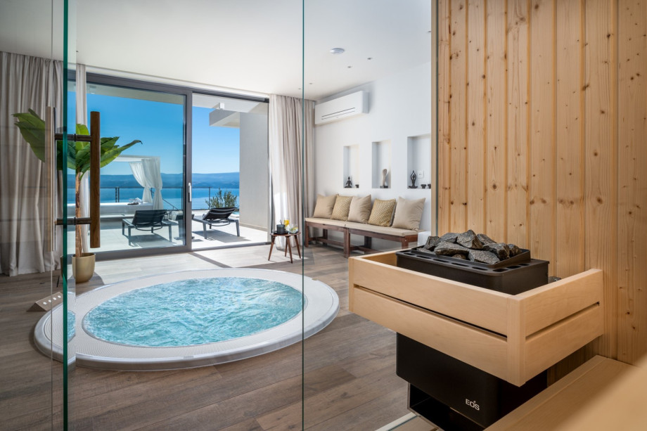 Das Spa mit Fußbodenheizung bietet eine finnische Sauna und einen Whirlpool.