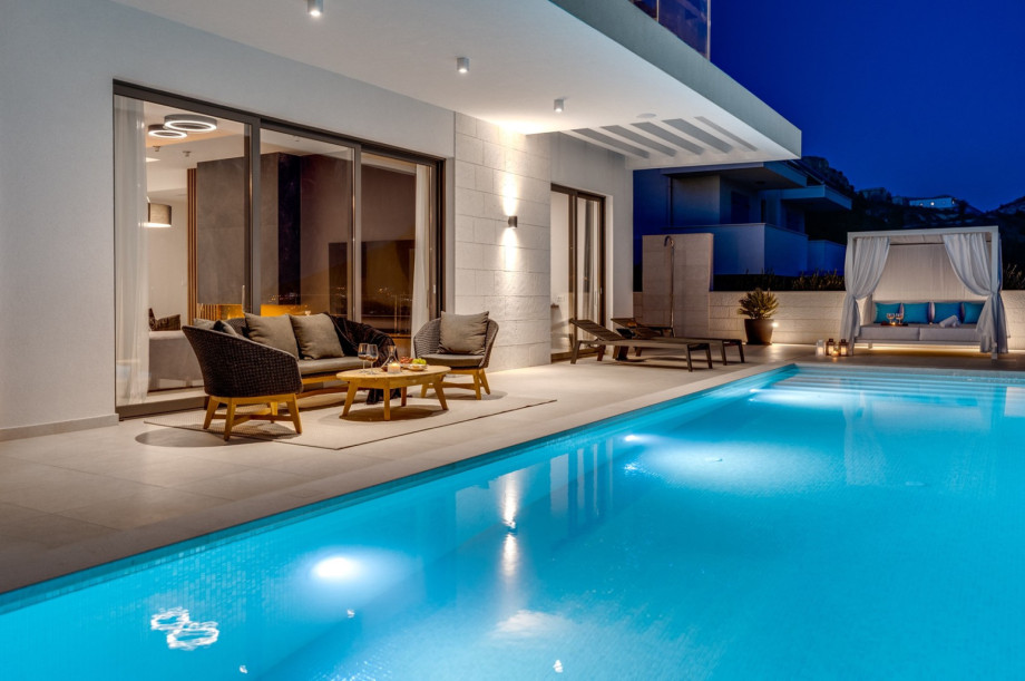 Villa Andoris am Abend.