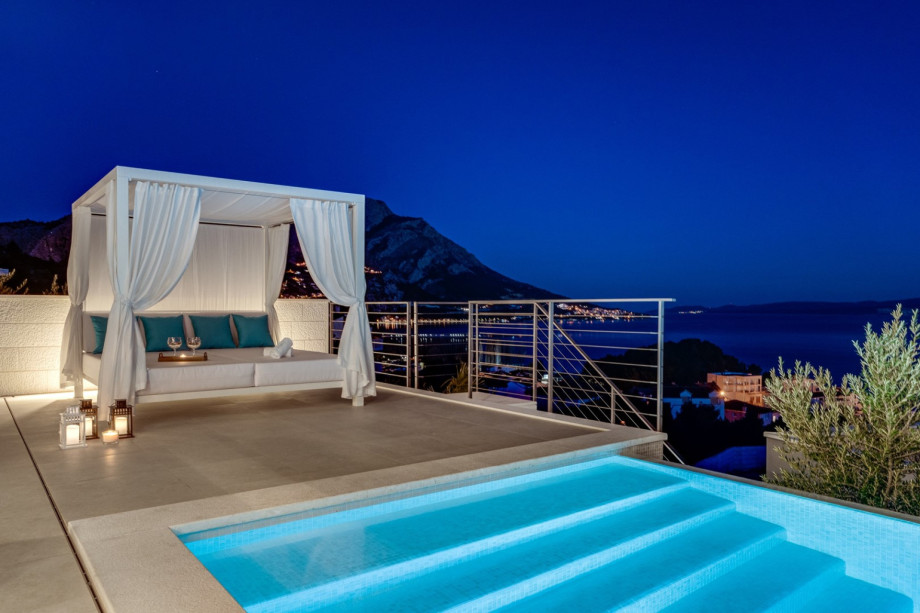 Pool mit einem chlorfreien Wassersystem, das sanft und viel gesünder für Ihren Körper ist, es ist mit einem Wasserfall und Massagedüsen ausgestattet.