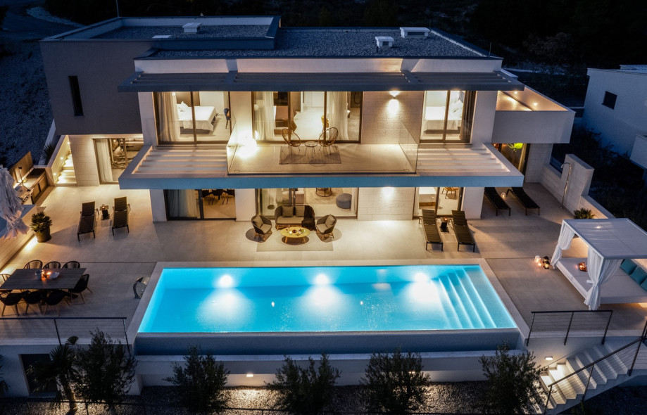 Stilvolle 4-Schlafzimmer-Villa mit en-suite Badezimmern, High-End-Anwesen, spektakulärem Meerblick und Sandstrand (650 m).