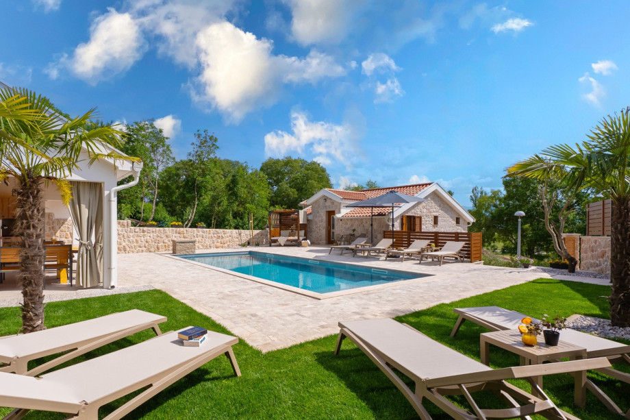 This traditional stone villa is located in the small village of Vinjani Donji.