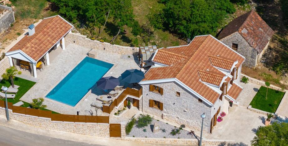 The fully fenced property of 550 m2 also provides 4 parking spaces in front of the villa.