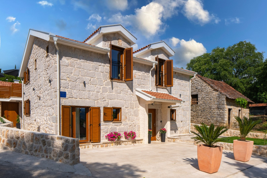 Fully air-conditioned interior featuring 4 spacious bedrooms and 4 modern bathrooms.