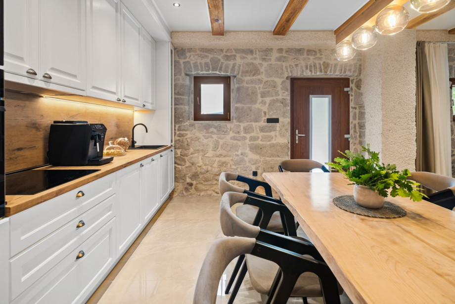 Fully equipped kitchen featuring high-quality cooking amenities.