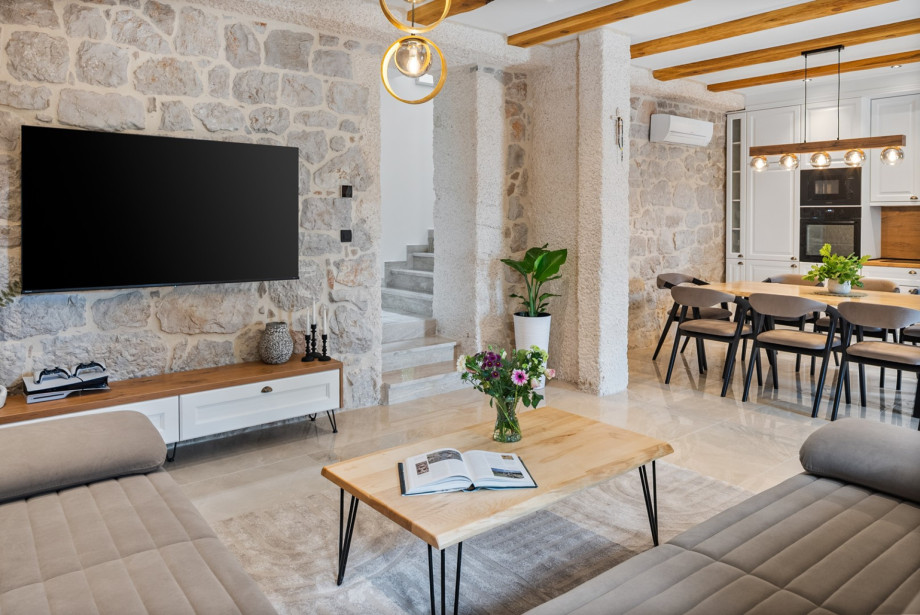 Enjoy the elegant living room equipped with a smart TV and modern furniture.