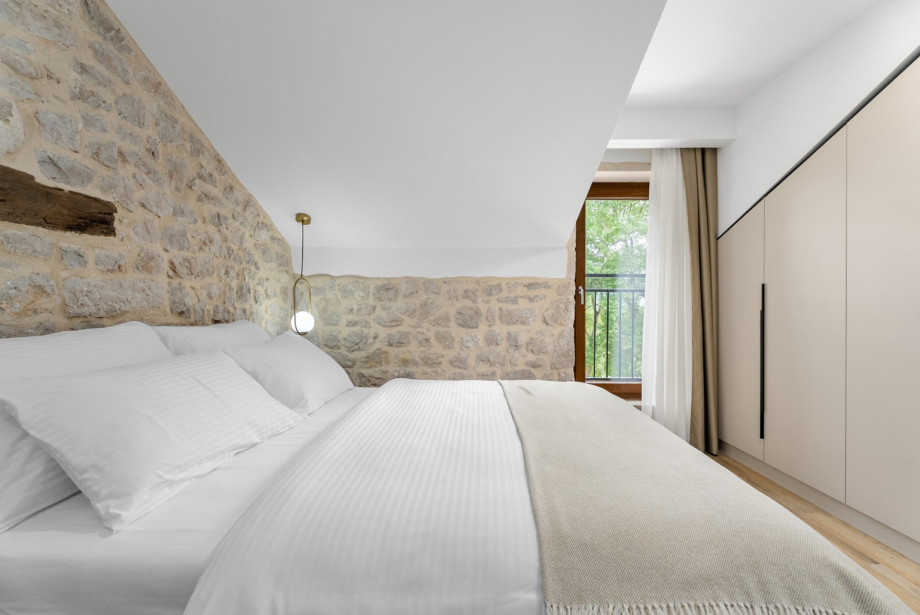 Bedroom No. 1 has a queen size bed measuring 160 cm x 200 cm, en-suite bathroom.