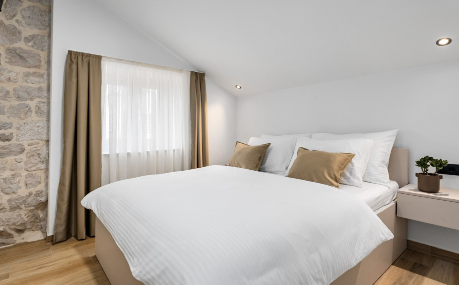 Bedroom No. 2 has a queen size bed measuring 160 cm x 200 cm, en-suite bathroom.