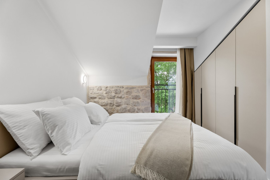 Bedroom No. 3 has a queen size bed measuring 160 cm x 200 cm, en-suite bathroom.