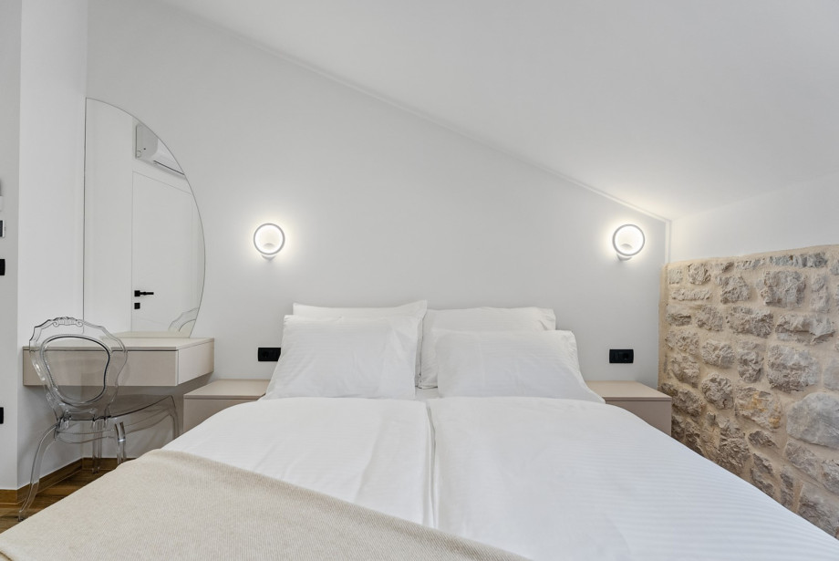 Bedroom NO. 3 offers a queen-size bed, air conditioning.