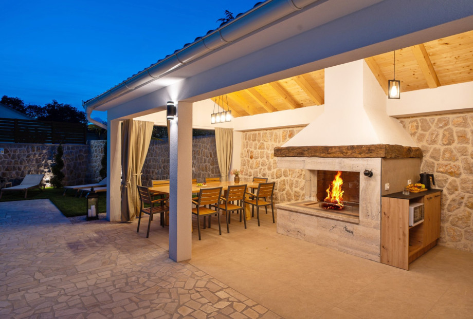 Enjoy outdoor dining for 8 people with a traditional wood and charcoal barbecue.