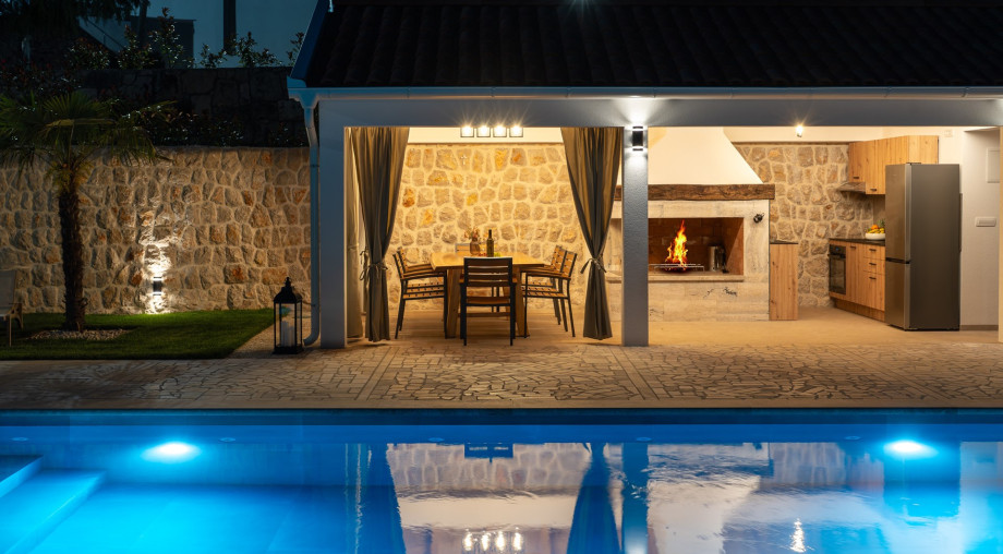 Enjoy outdoor dining for 8 people with a traditional wood and charcoal barbecue.