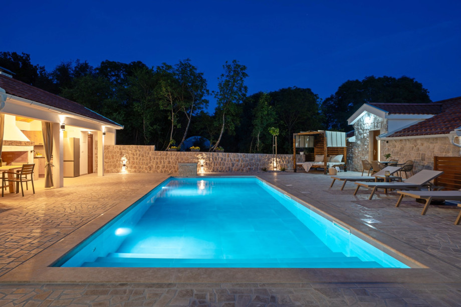 Enjoy a private heated pool measuring 9.5m x 4m with an electrolysis filtering system.