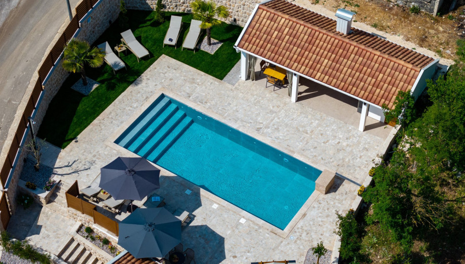 The fully fenced 550 m2 property provides a private atmosphere around the pool.