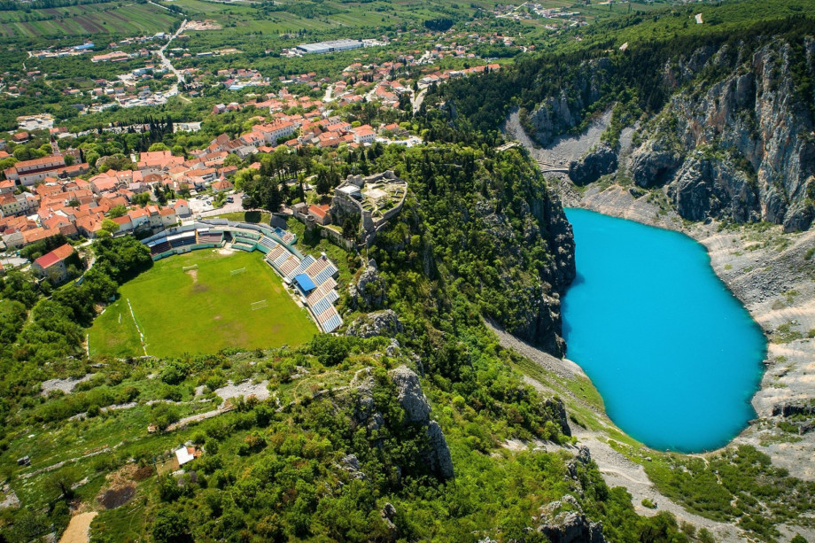 Located just 4 km from the center of Imotski and the famous Blue and Red Lakes.