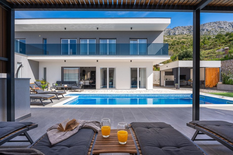 Villa Hill is located only 200 meters away from the beautiful sandy beaches of Duće-Omiš