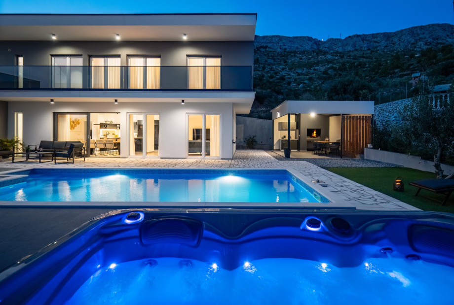 Villa Hill is located nearby small town Omiš and Cetina river (2 km far) that offers many sandy and pebble beaches