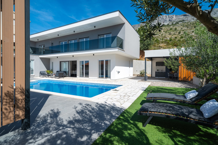 4 en-suite bedrooms, a summer kitchen, a sun deck area, and a PS4 and a tennis table.