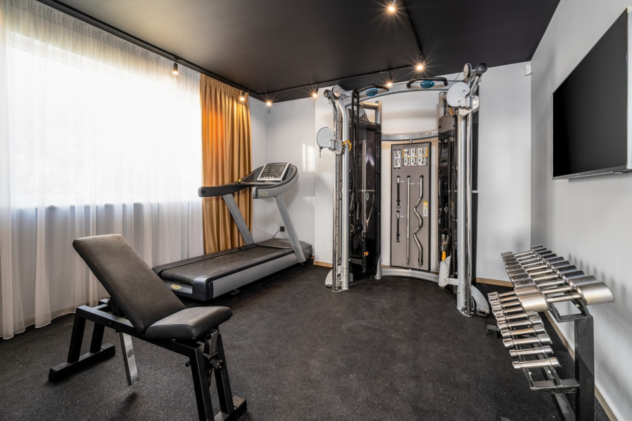 There is a gym next door offering a fully equipped, professional fitness room with Matrix, a Treadmill, a bench with weights, a pilates ball, smart TV, and A/C.