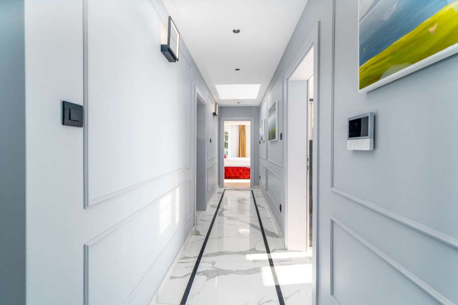 The first floor offers 4 en-suite bedrooms.