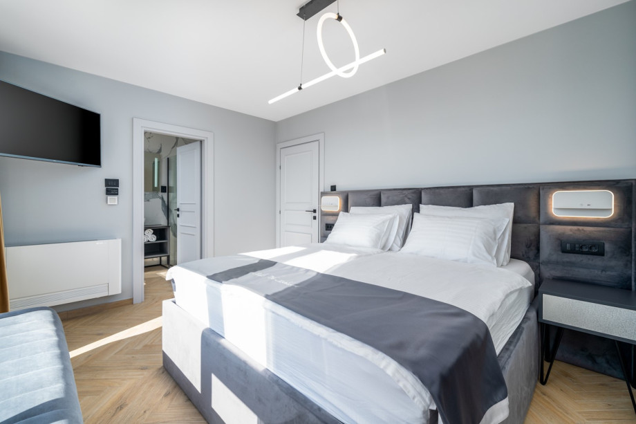 Smart TV, A/C, en-suite bathroom with a shower and walk-in closet.
