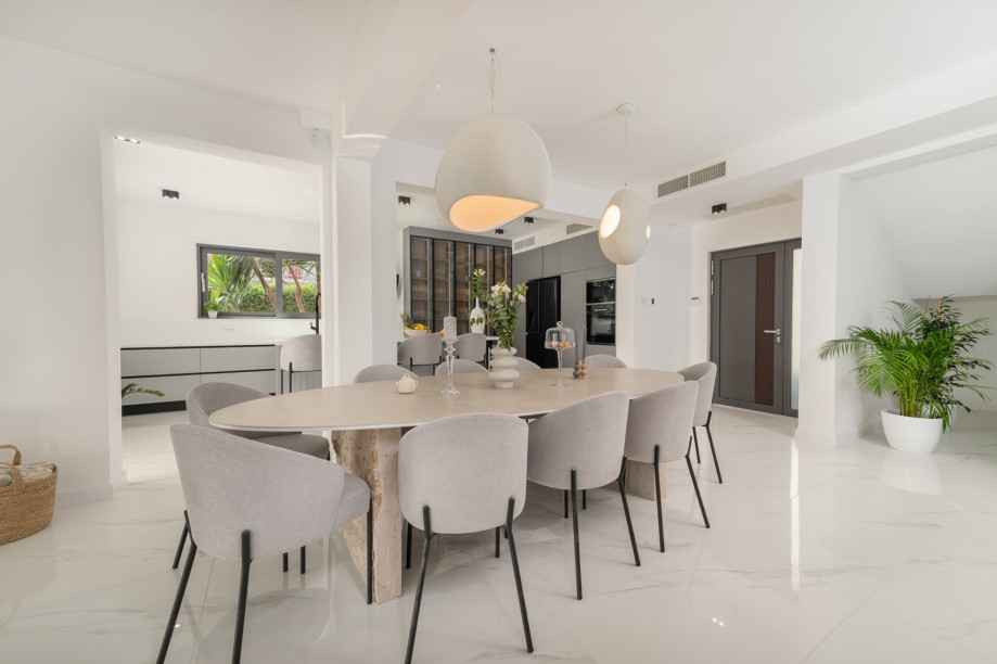 The ground floor offers a fully equipped kitchen with a kitchen island, a spacious and stylish dining and living area