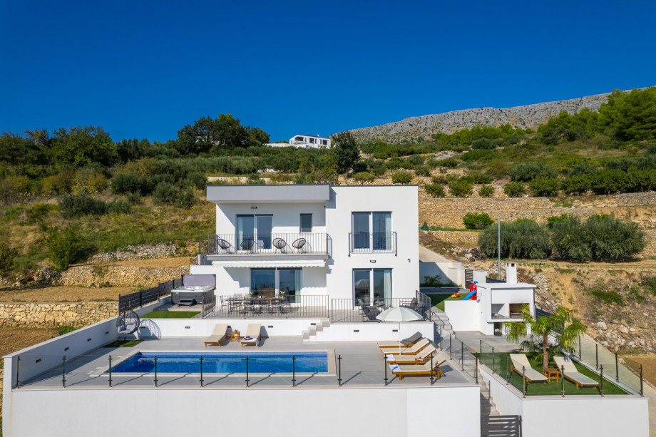 Blick auf die Villa und die natürliche Umgebung.

