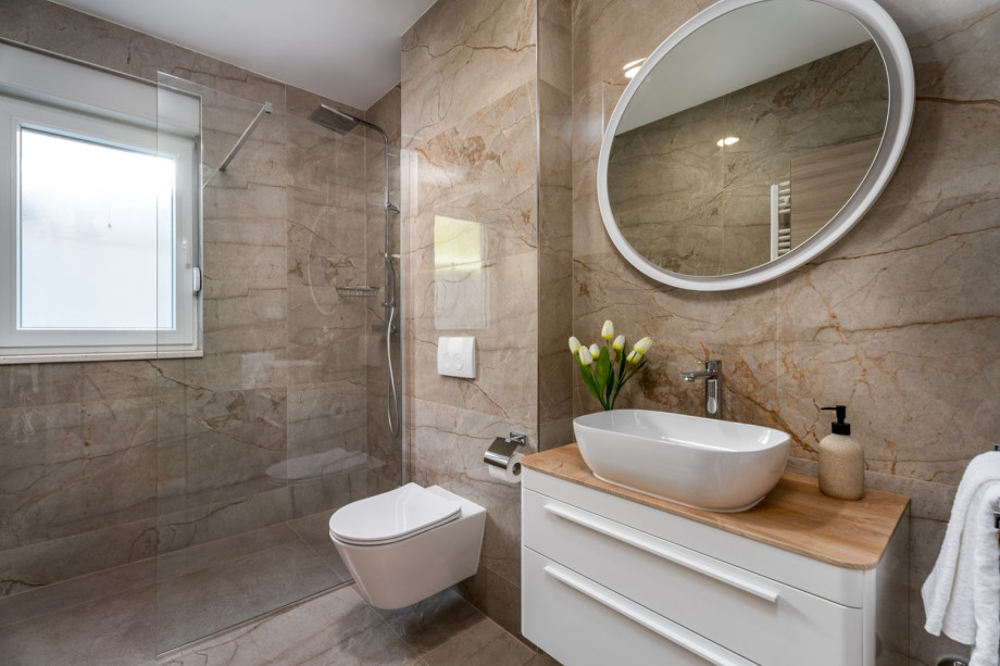 En-suite Badezimmer mit Dusche.
