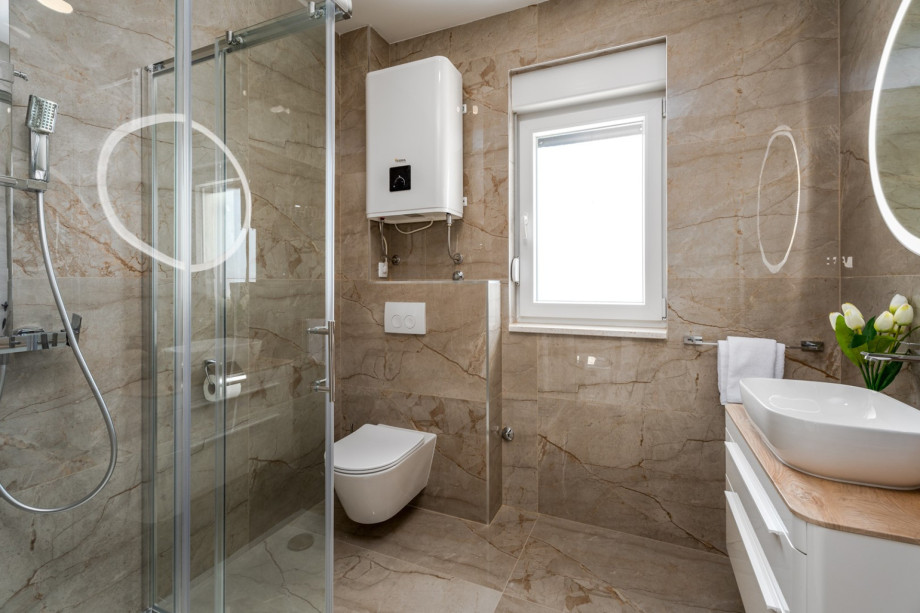 Familienbadezimmer mit Dusche
