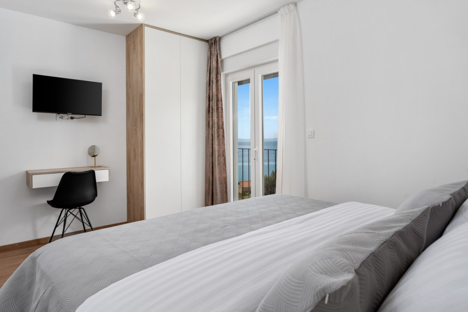 Schlafzimmer Nr. 3 mit eigenem Bad mit Dusche, Fernseher, Klimaanlage und Meerblick.
