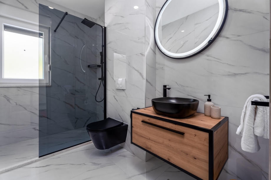 En-suite Badezimmer mit Dusche.

