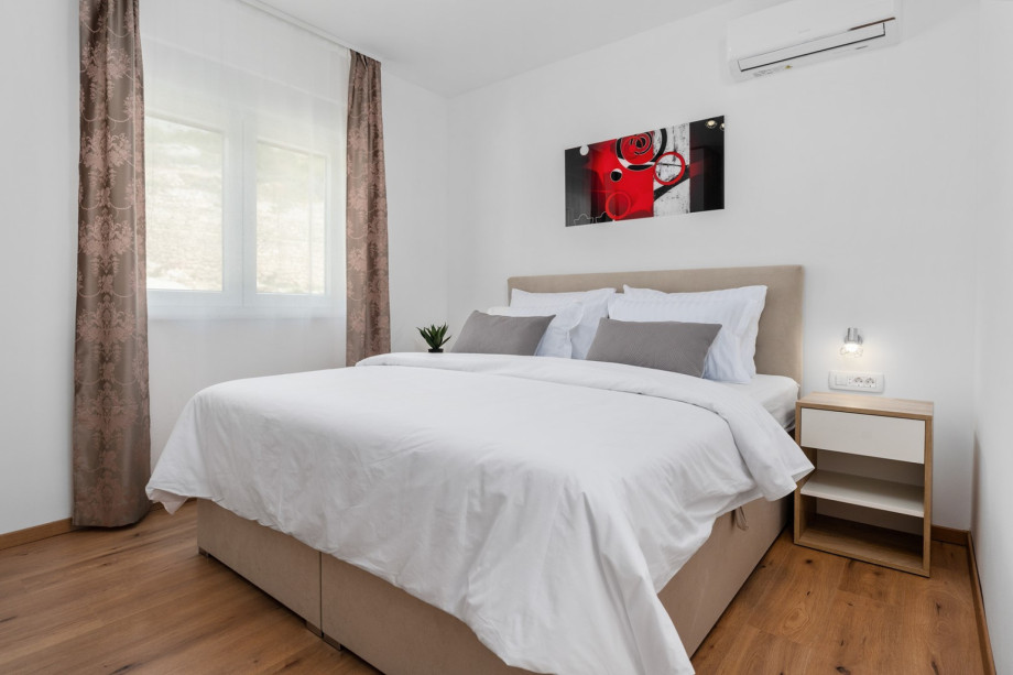 Schlafzimmer NO4 (11,23 qm) mit Kingsize-Bett 180cm x 200cm
