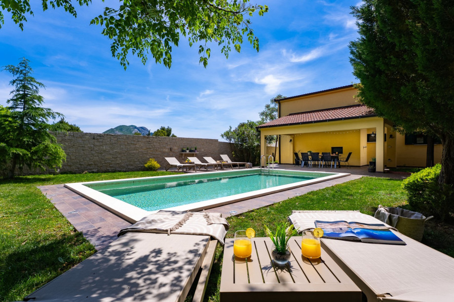 Cozy 150 sqm cottage-style villa in the village of Naklice.